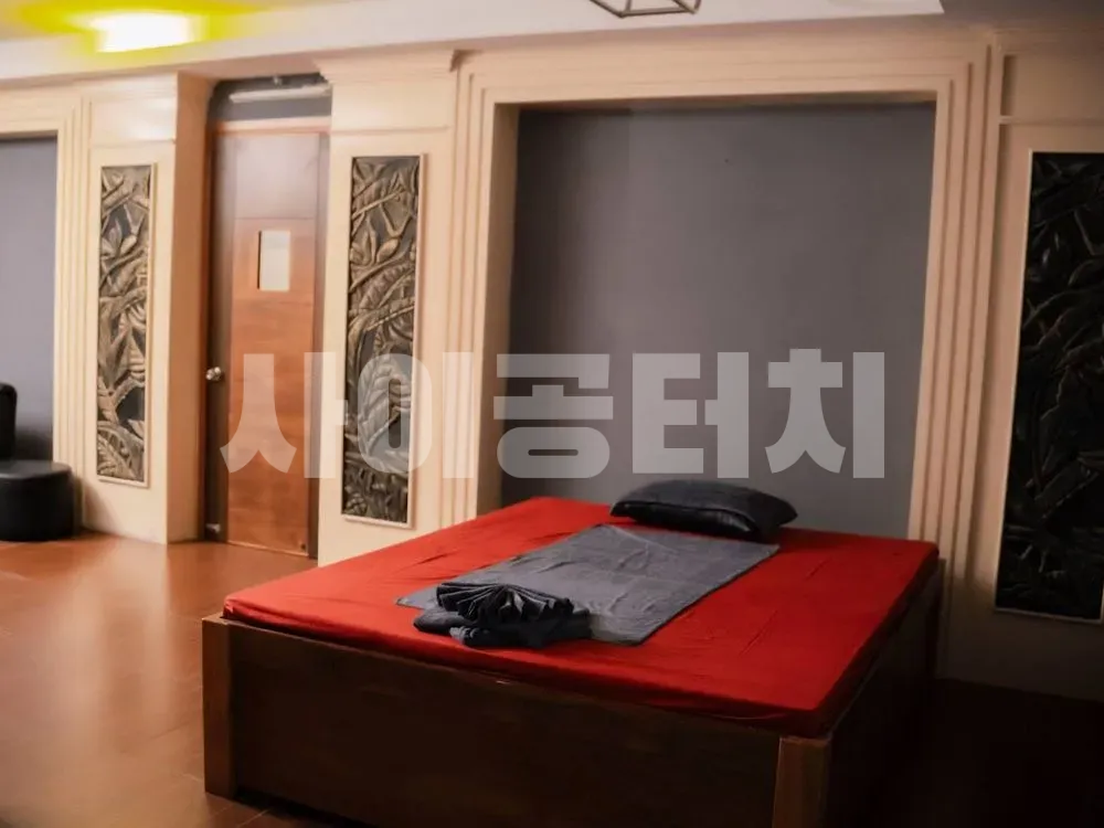 붉은 침대와 장식된 벽면