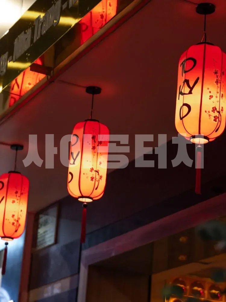 일본풍의 빨간색 장식 등