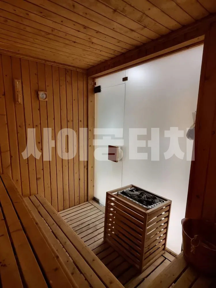 스파 시설의 나무로 된 사우나 내부