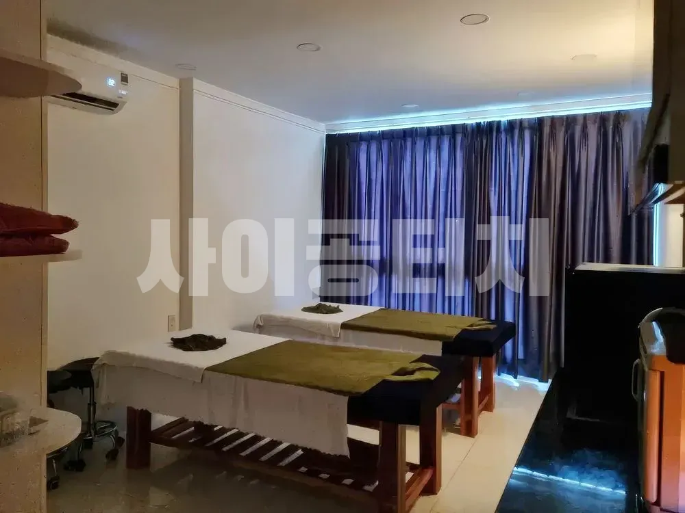 커튼이 있는 두 개의 마사지 베드