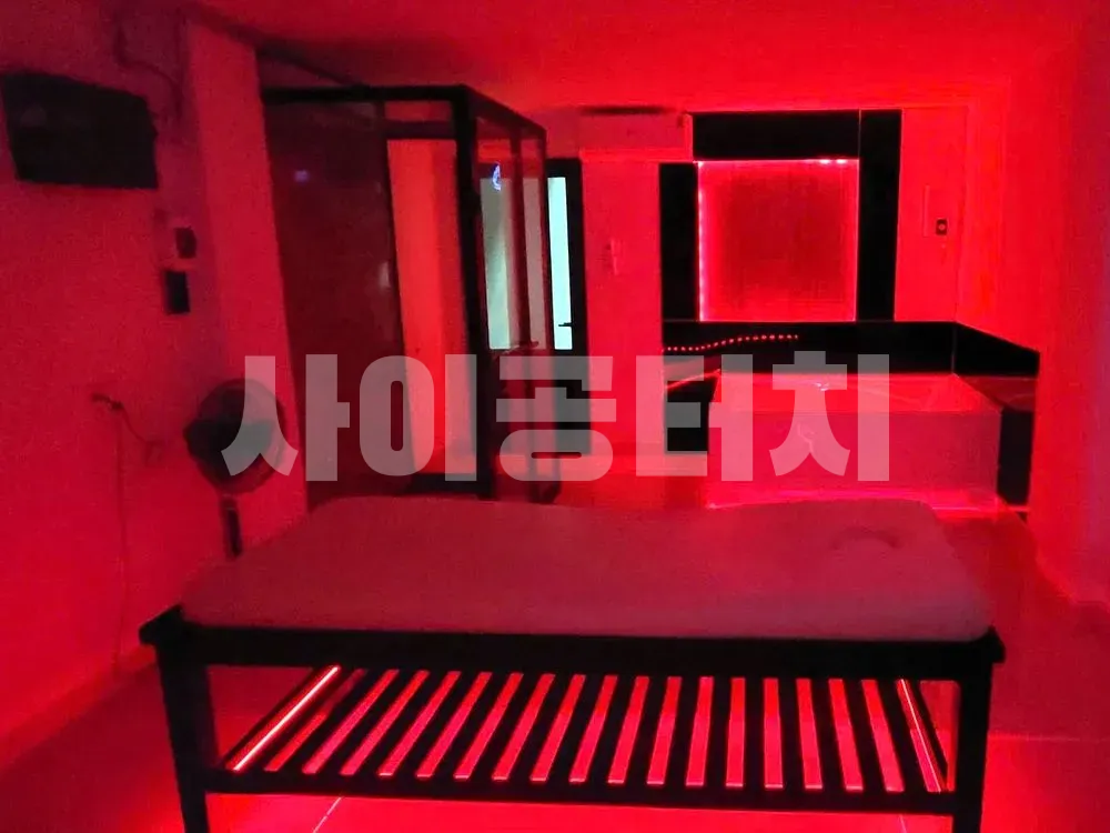 강렬한 빨간 조명 마사지 룸