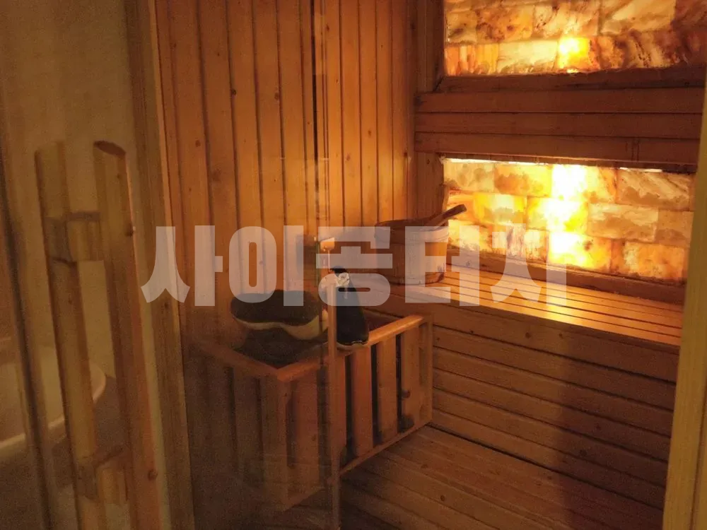 나무 벽 소금 블록 사우나 내부
