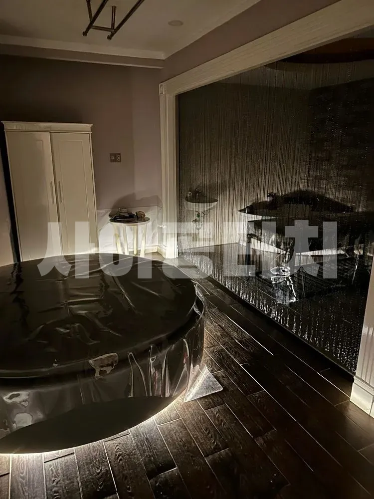 어두운 조명 원형 마사지 침대