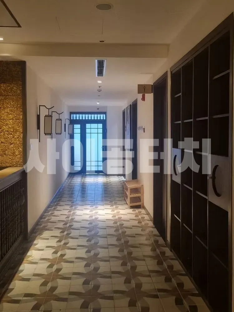 격자무늬 타일이 깔린 복도