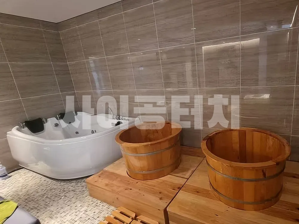 월풀 욕조와 나무 통이 있는 목욕실