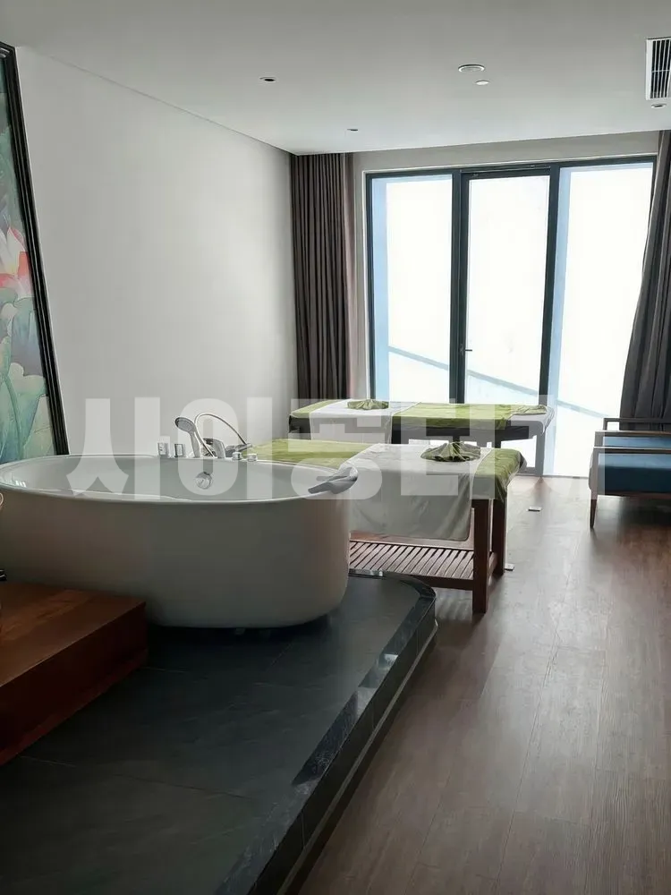 창문 앞 욕조와 마사지 침대