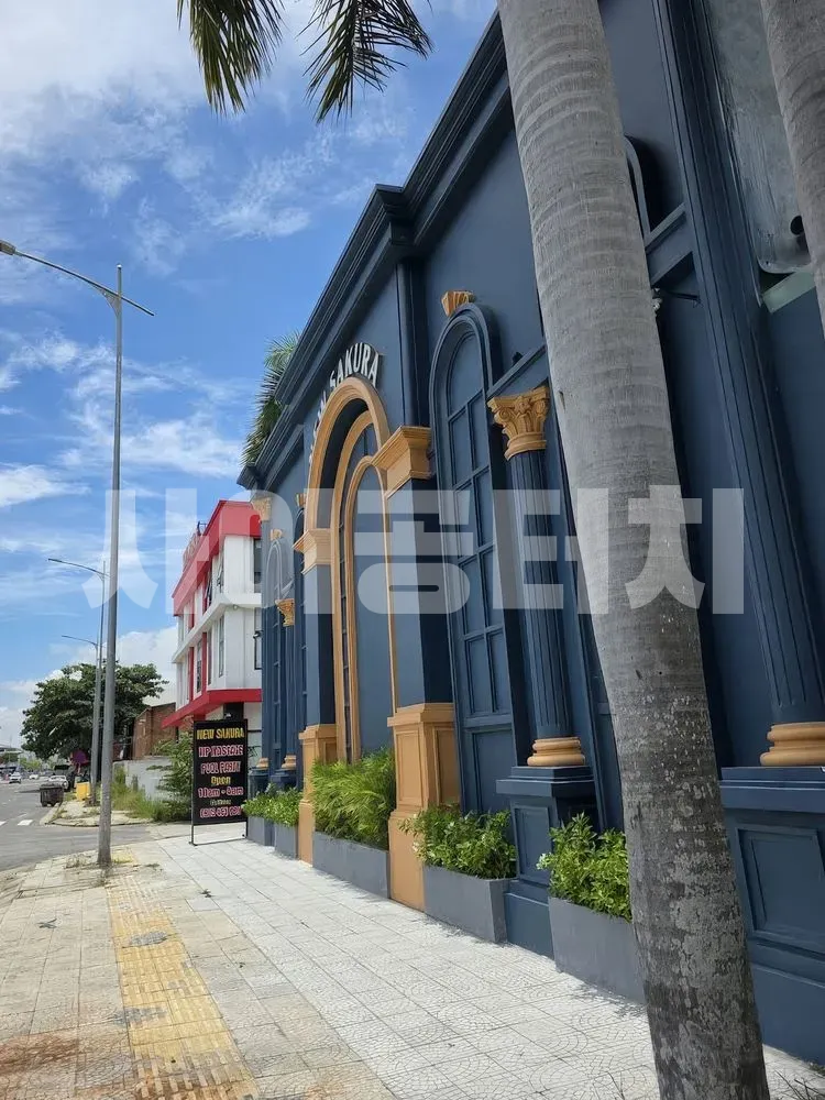 파란색과 금색으로 꾸며진 건물 외관