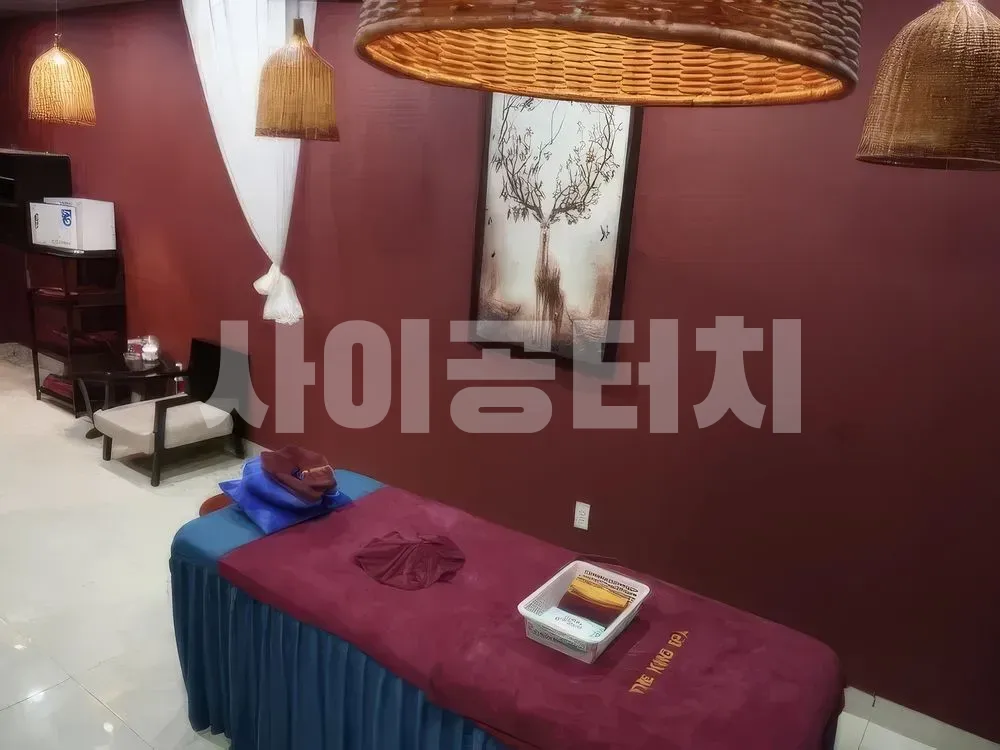 라탄 조명이 있는 아늑한 마사지 룸