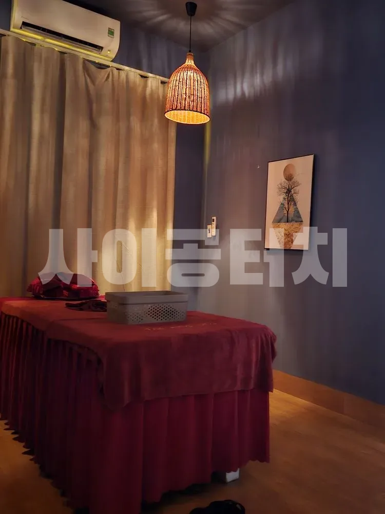 어두운 조명의 아늑한 마사지 룸