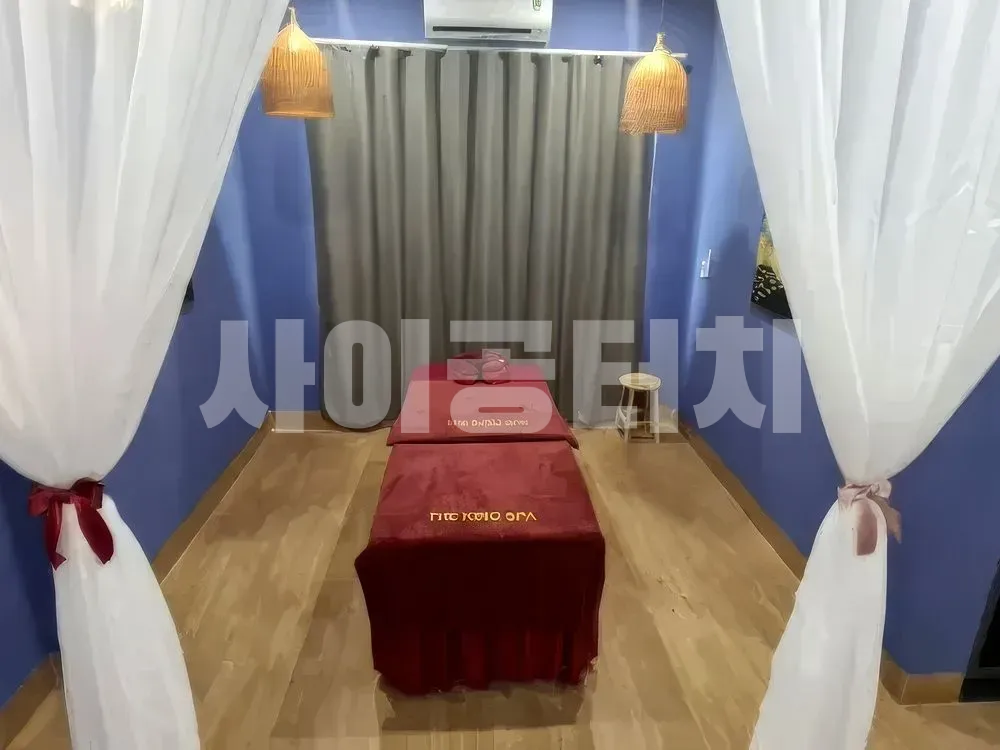 파란 벽과 흰 커튼의 마사지 룸