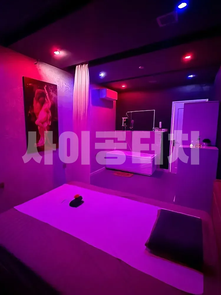 보라색 조명이 인상적인 마사지 룸
