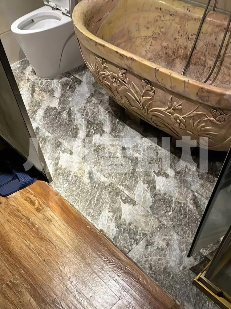 욕조와 대리석 바닥