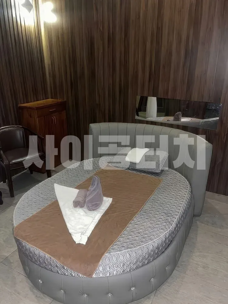 나무 벽으로 둘러싸인 원형 침대