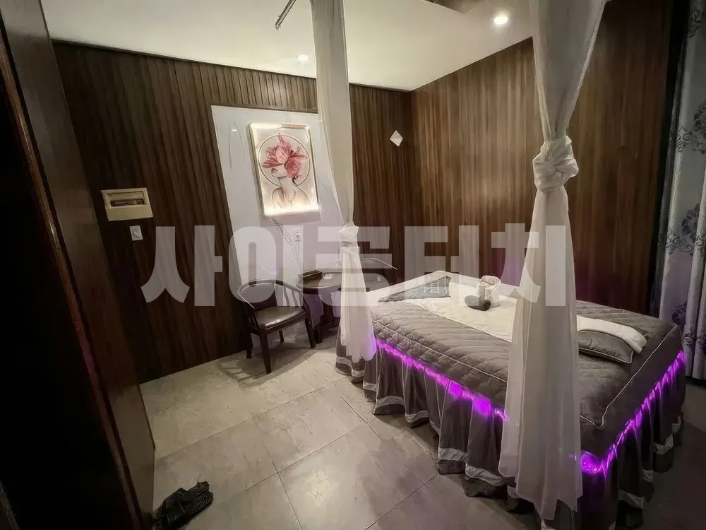 보라색 조명이 있는 아늑한 마사지 룸