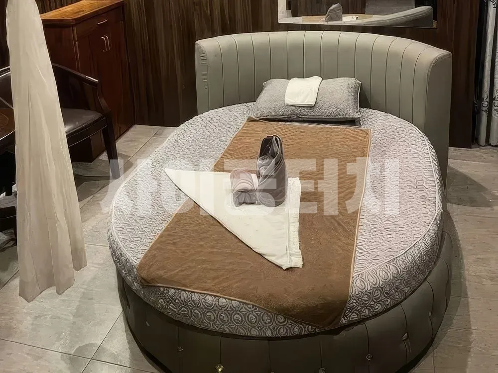 수건이 놓인 고급스러운 원형 침대