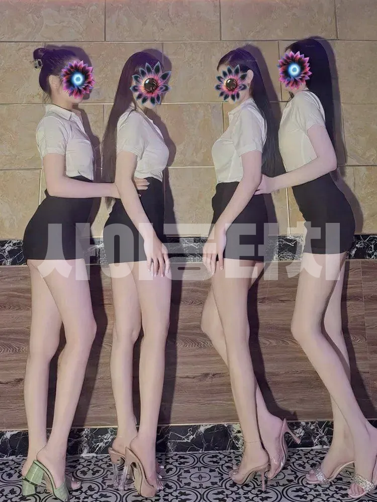 유니폼을 입고 있는 네 명의 여성