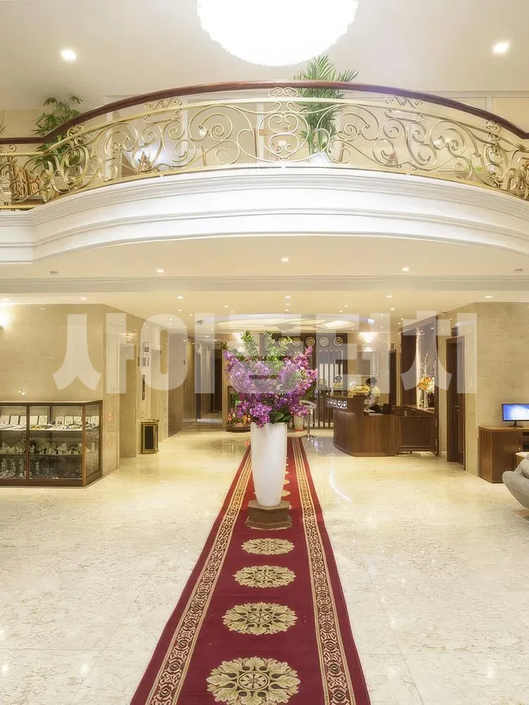 화려한 호텔 로비와 붉은 카펫