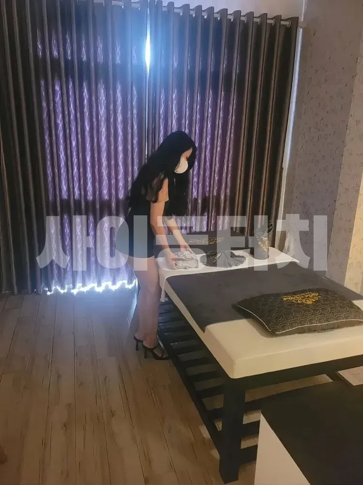 마사지 베드를 정리하는 여성 직원