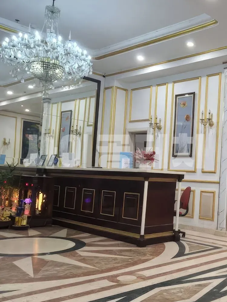 고급스러운 로비와 크리스탈 샹들리에