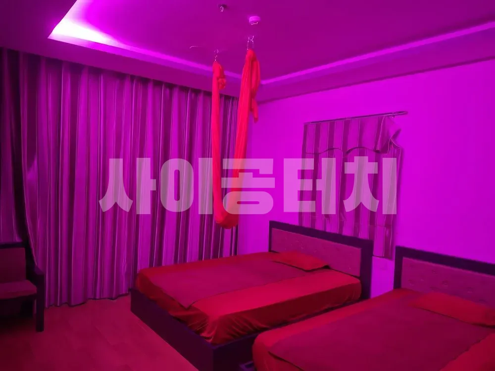 천장에 매달린 빨간 그네가 있는 마사지 룸