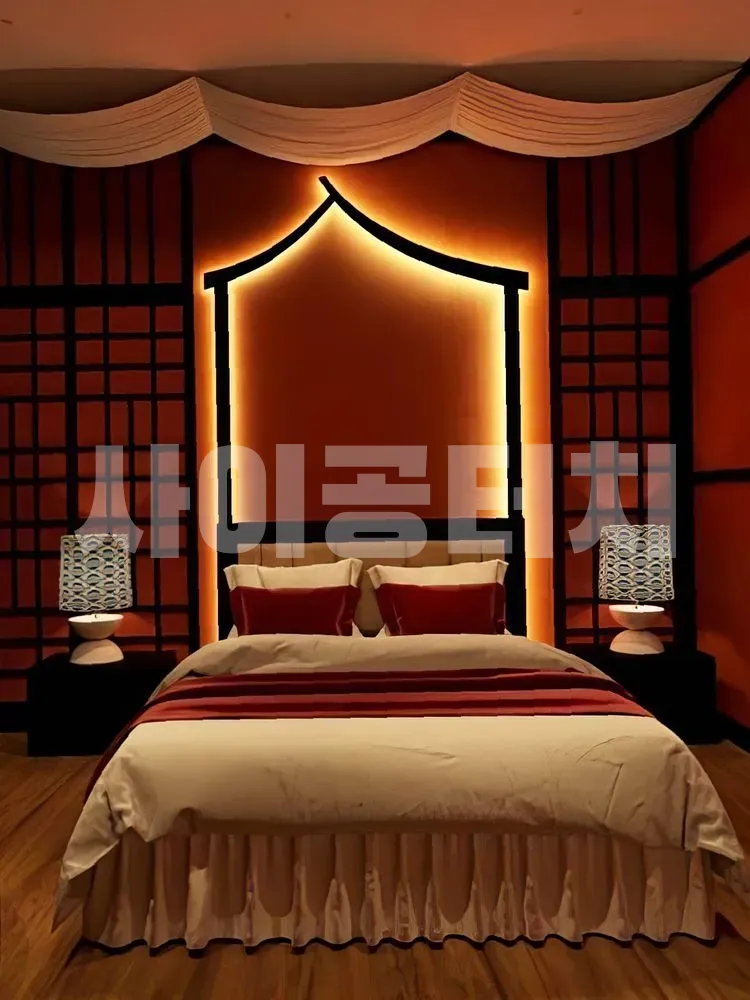 동양적인 분위기의 조명이 켜진 침대