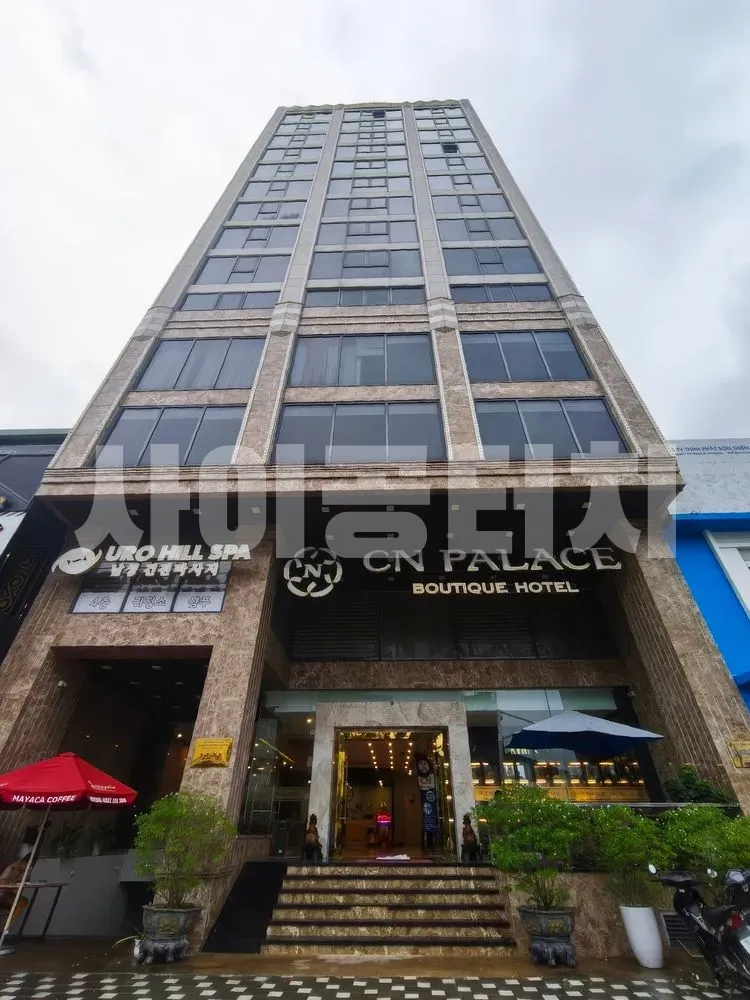 씨엔 팰리스 부티크 호텔의 높은 건물 외관