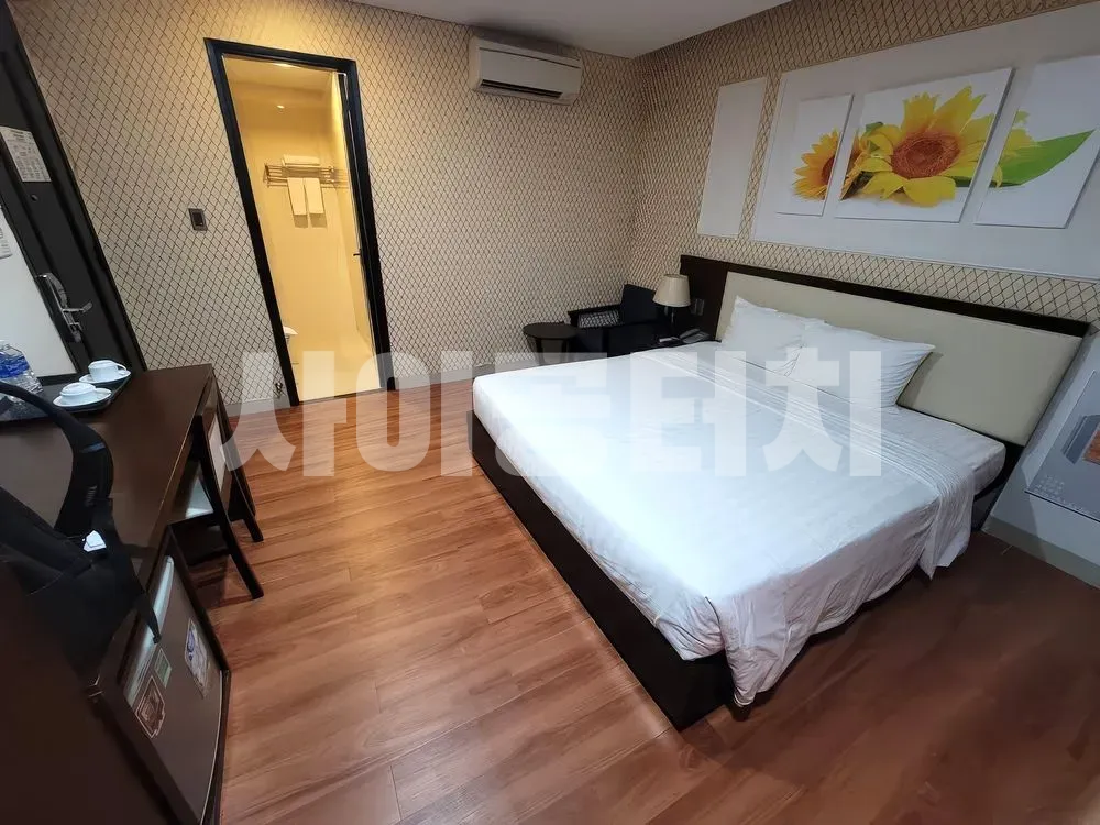 해바라기 그림이 있는 아늑한 침실