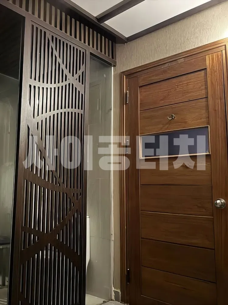 나무 재질의 문과 장식용 가리개 파티션