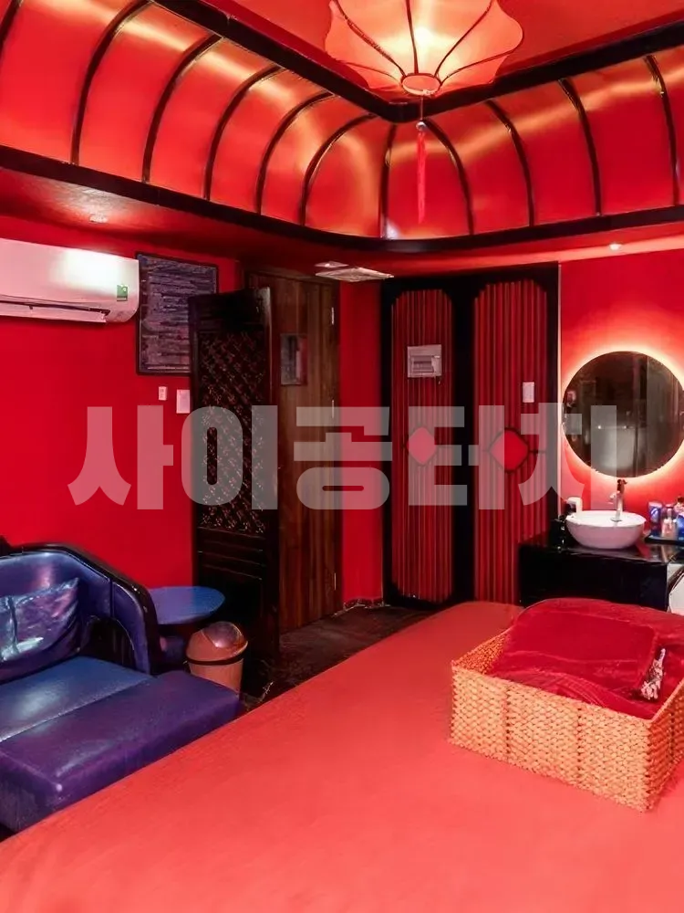 동양적인 분위기의 붉은 마사지 룸