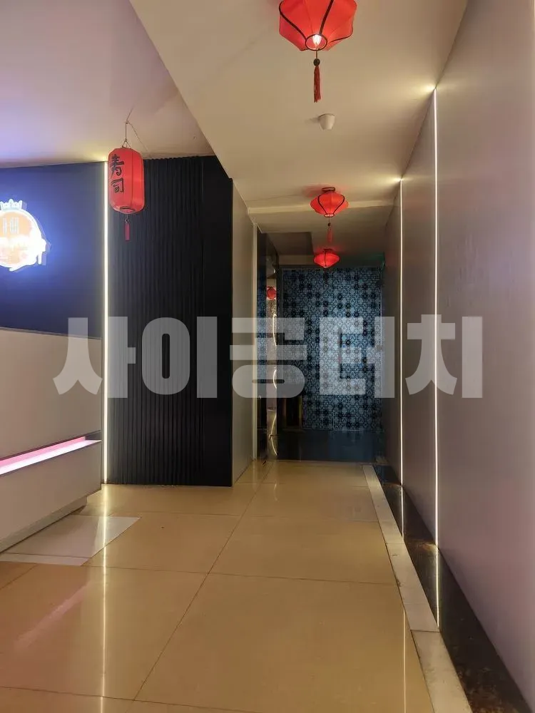 붉은 등이 달려 있는 가게 복도