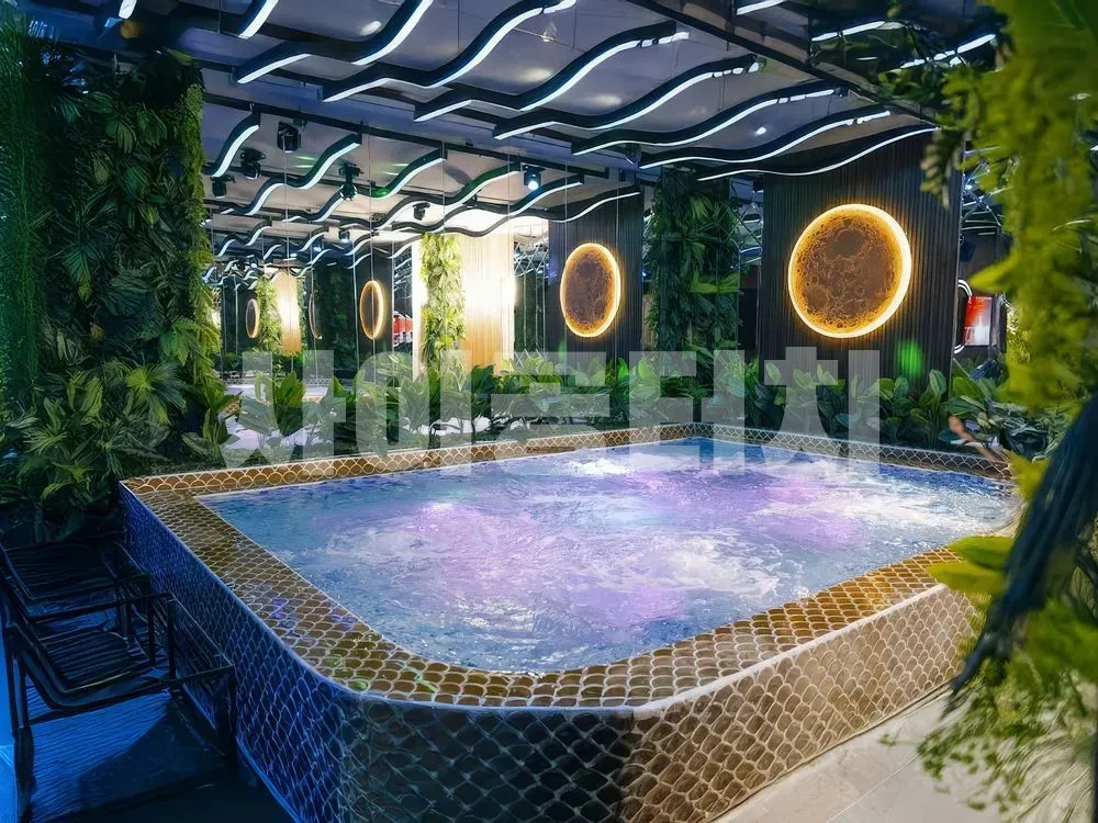 식물로 장식된 실내 월풀 수영장