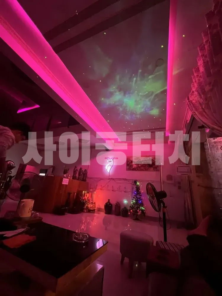 화려한 조명과 별이 빛나는 룸