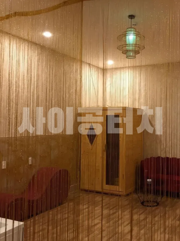 금색 커튼으로 꾸며진 마사지 룸