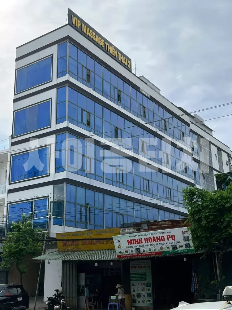 푸른 유리창이 돋보이는 VIP 마사지 건물