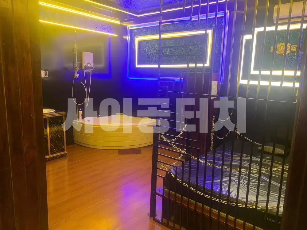 보라색 조명이 특징인 객실