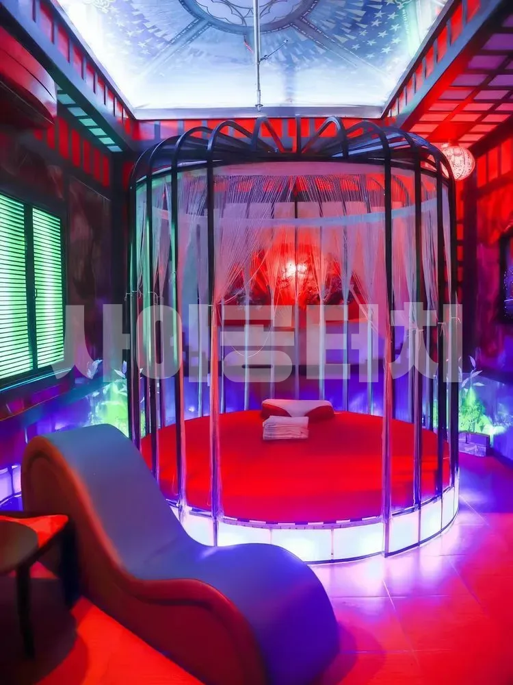 침대가 새장 안에 있는 붉은 룸