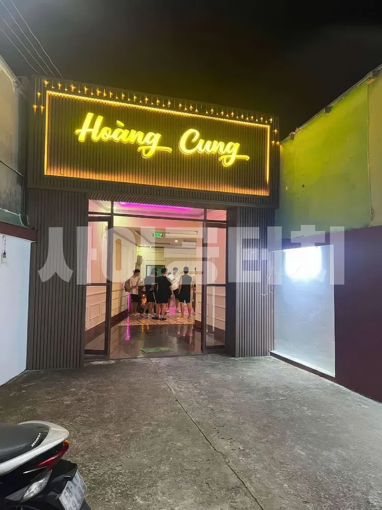 황궁 간판이 있는 건물 입구