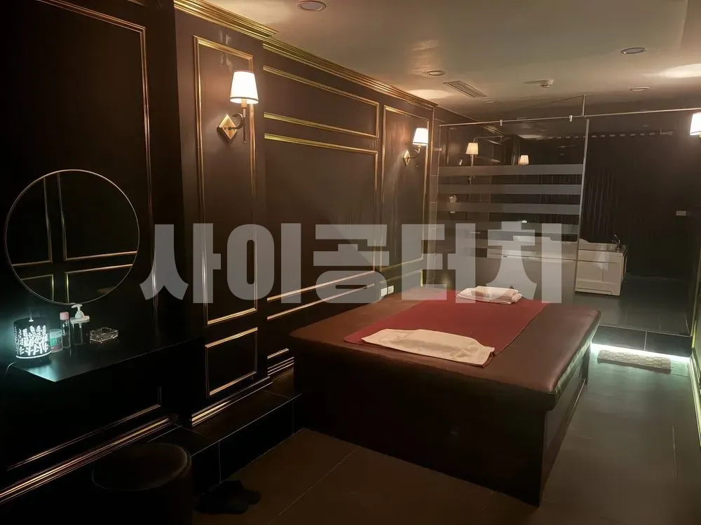 금색 장식의 고급스러운 마사지 룸