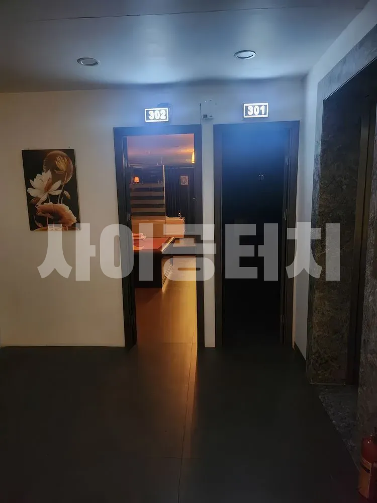 문이 있는 복도 모습