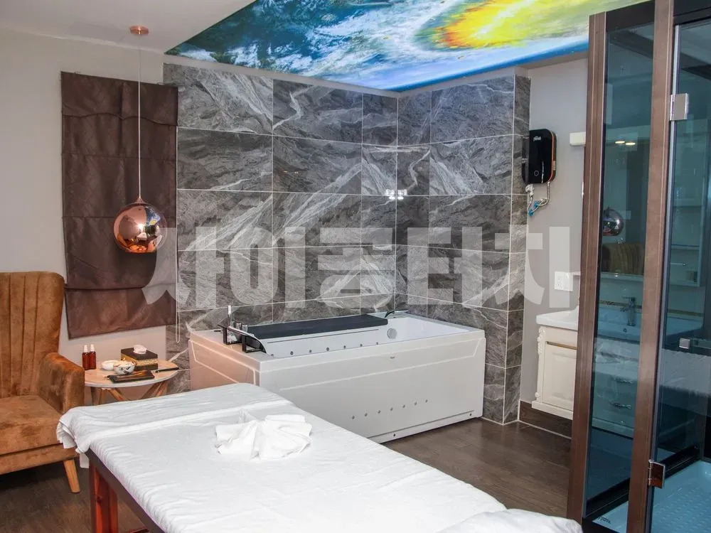 우주 그림 천장 아래 스파 룸 내부