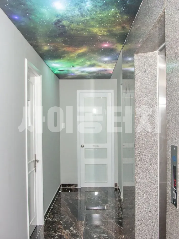 은하수 그림 천장이 있는 스파 복도