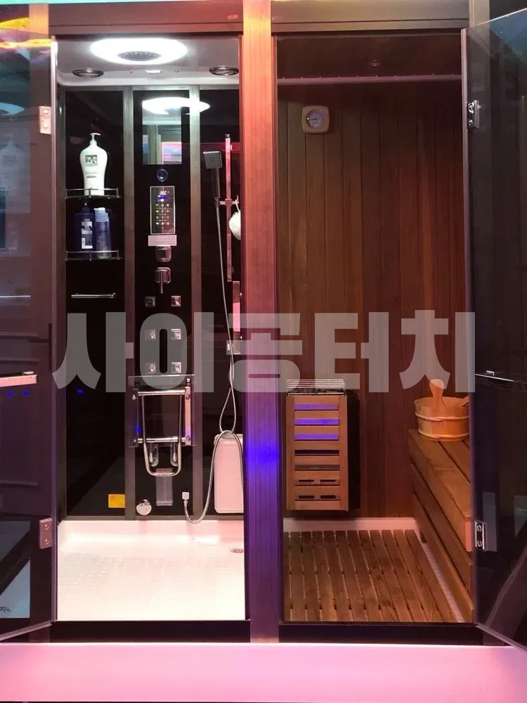 현대적인 샤워 시설과 건식 사우나