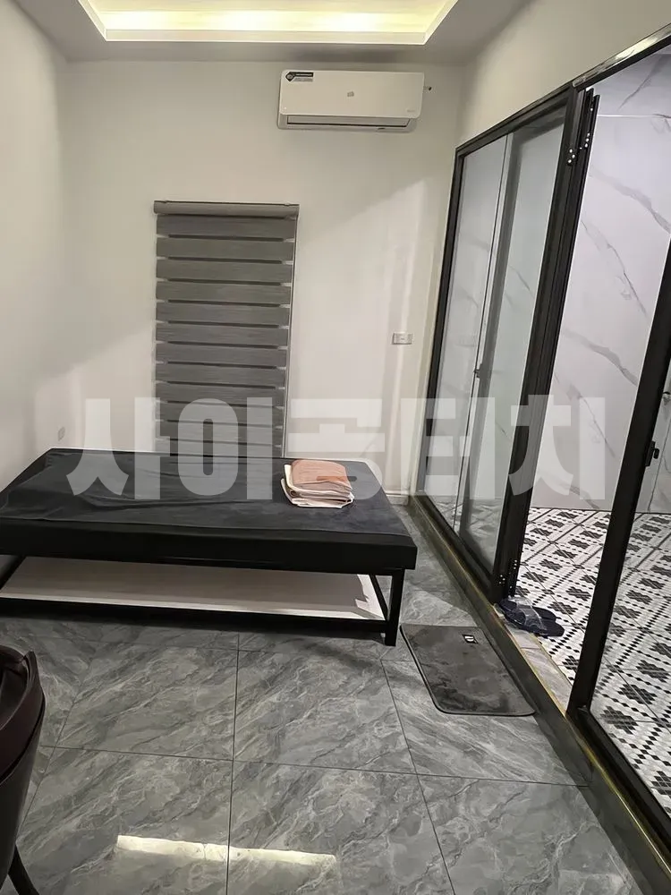 모던한 인테리어의 깔끔한 마사지 룸