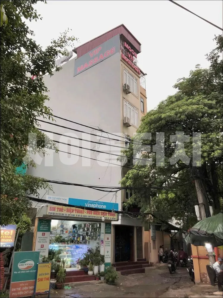 나무들 사이에 있는 VIP 마사지 건물