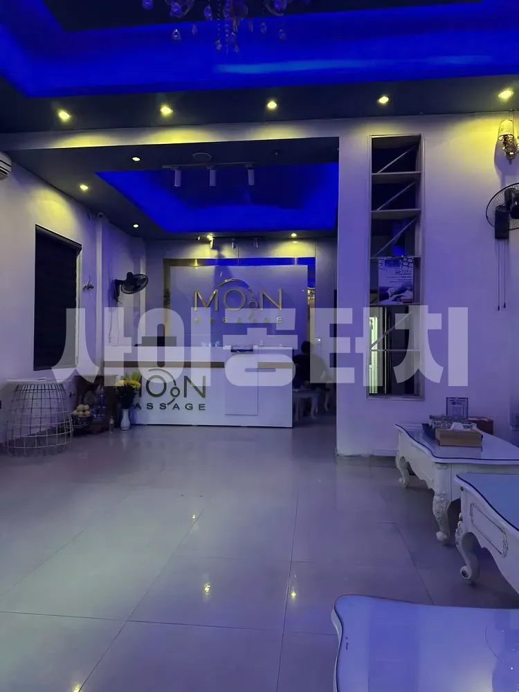 푸른 조명이 돋보이는 문 마사지 샵