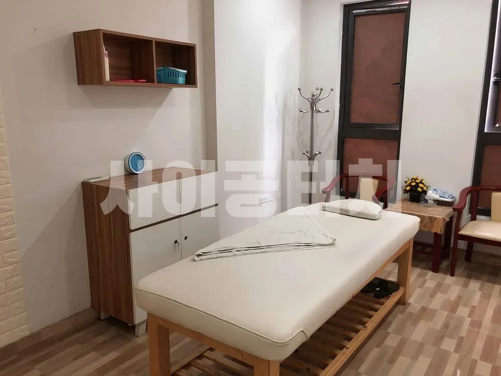 깔끔하고 아늑하게 꾸며진 마사지 룸