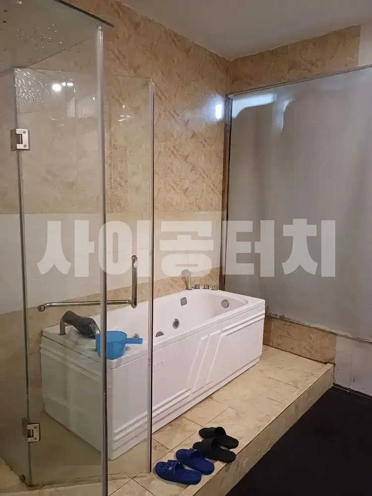 유리 샤워부스와 흰색 욕조가 있는 욕실