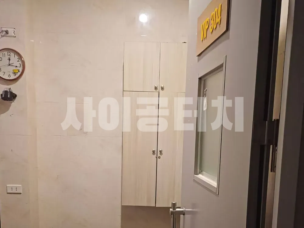 VIP 304호 문이 있는 복도 풍경