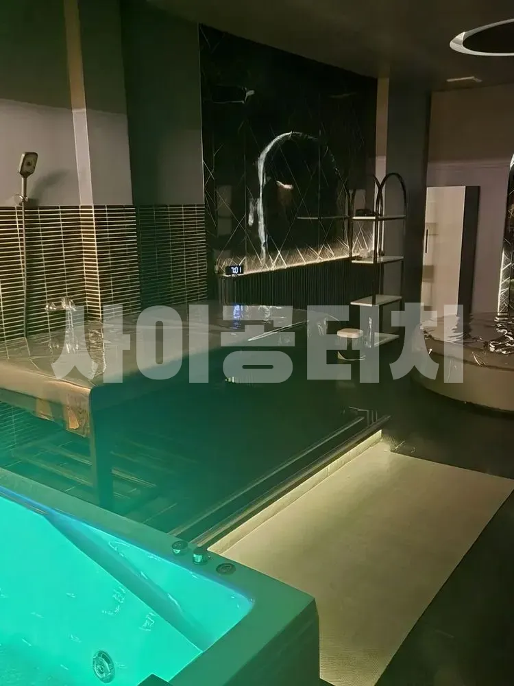 밝은 녹색 물빛의 스파 욕조