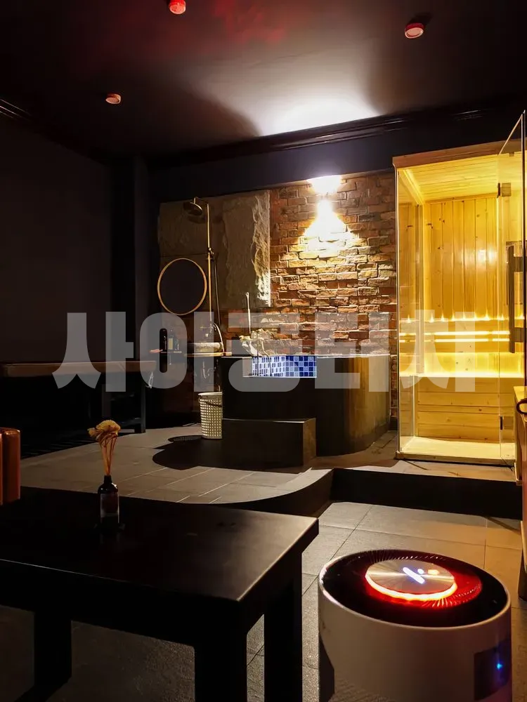 벽돌벽이 있는 스파 개인실